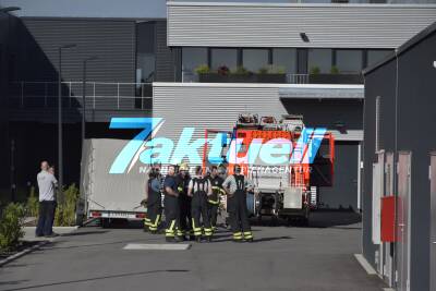 Schwelbrand einer Müllpresse - Feuerwehr muss Müllpresse zum Bauhof bringen um dort zu löschen