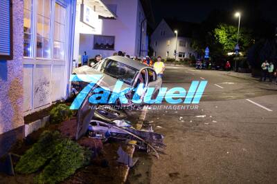 Schwerer Verkehrsunfall bei Bad Rappenau in Fuerfeld - Passatfahrer kommt innerorts von Fahrbahn ab und wurde schwer verletzt und eingeklemmt - Sohn als Beifahrer verletzt