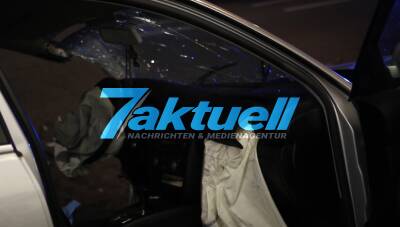 Schwerer Verkehrsunfall bei Bad Rappenau in Fuerfeld - Passatfahrer kommt innerorts von Fahrbahn ab und wurde schwer verletzt und eingeklemmt - Sohn als Beifahrer verletzt
