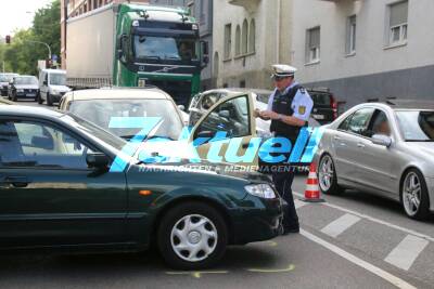 Mazda übersieht bein verbotswidrigen Abbiegen einen Fiat - Erstversorgung durch Rettungsdienst