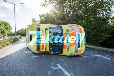 Rettungswagen auf Einsatzfahrt verunglückt: Ford kracht auf Kreuzung in RTW und kippt ihn um - 3 Verletzte