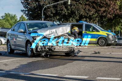 Rettungswagen auf Einsatzfahrt verunglückt: Ford kracht auf Kreuzung in RTW und kippt ihn um - 3 Verletzte