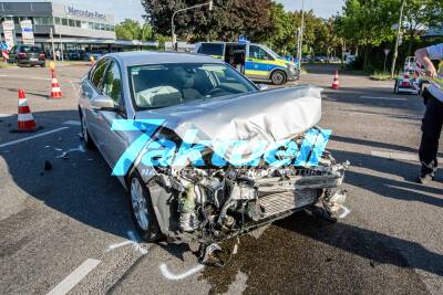 Rettungswagen auf Einsatzfahrt verunglückt: Ford kracht auf Kreuzung in RTW und kippt ihn um - 3 Verletzte