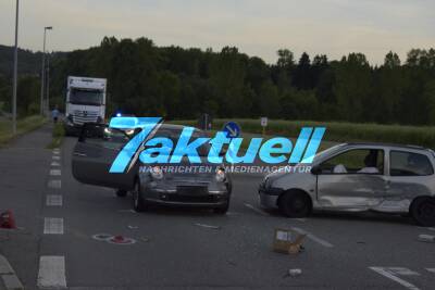 2 Teils schwerverletzte bei Unfall in Böblingen: PKW will wenden - Hintermann kracht in die Fahrerseite