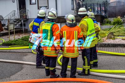 Sulzfeld: Dramatischer Dachstuhlbrand - Feuer von Gartenhaus greift auf komplettes Wohnhaus über - Gasflaschen explodieren