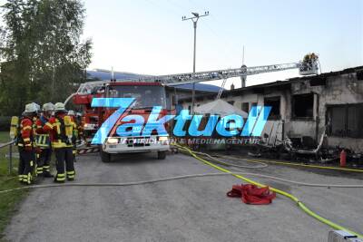 Fernseher im Wohnwagen geht in Flammen auf und setzt Reithalle in Brand