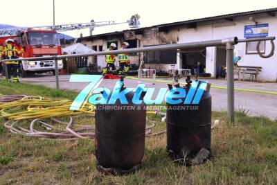 Fernseher im Wohnwagen geht in Flammen auf und setzt Reithalle in Brand