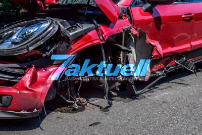 Karlsruhe: Heftiger Frontalcrash mit mindestens 2 Verletzten - Vorderrad von Porsche wird komplett herausgerissen