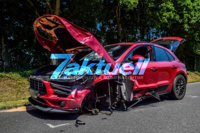 Karlsruhe: Heftiger Frontalcrash mit mindestens 2 Verletzten - Vorderrad von Porsche wird komplett herausgerissen