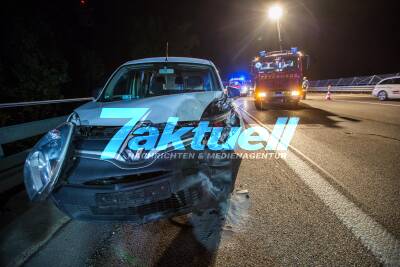 Rasanter Auffahrunfall auf A81 fordert mindestens 3 Verletzte: PKW fährt auf anderes Auto auf und schleudert es gegen Leitplanke - Auto kippt um und Ersthelfer stellen es wieder auf die Räder