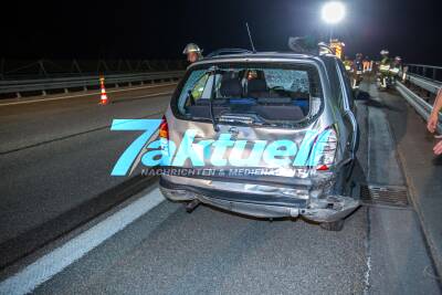 Rasanter Auffahrunfall auf A81 fordert mindestens 3 Verletzte: PKW fährt auf anderes Auto auf und schleudert es gegen Leitplanke - Auto kippt um und Ersthelfer stellen es wieder auf die Räder
