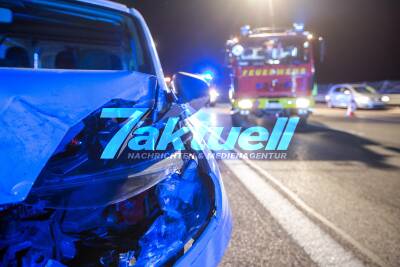 Rasanter Auffahrunfall auf A81 fordert mindestens 3 Verletzte: PKW fährt auf anderes Auto auf und schleudert es gegen Leitplanke - Auto kippt um und Ersthelfer stellen es wieder auf die Räder