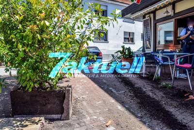 Schreckminute in Stutensee: Mercedes rast in Eiscafe - Spur der Verwüstung im Biergarten des Cafes - Gäste springen zur Seite