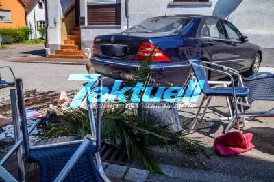 Schreckminute in Stutensee: Mercedes rast in Eiscafe - Spur der Verwüstung im Biergarten des Cafes - Gäste springen zur Seite