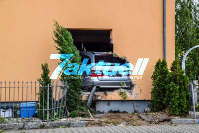 Spektakulärer Horrorcrash in Linkenheim: Mercedes schanzt über Mauer und durchbricht Hauswand - PKW steht komplett im Wohnzimmer