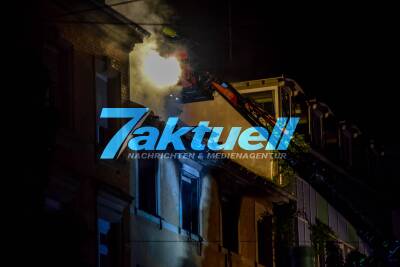 Karlsruhe: Vollbrand einer Dachgeschosswohnung im 3 Obergeschoss - Bewohner rettet sich mit Sprung auf Balkon - Nächtlicher Großeinsatz