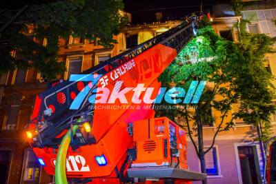 Karlsruhe: Vollbrand einer Dachgeschosswohnung im 3 Obergeschoss - Bewohner rettet sich mit Sprung auf Balkon - Nächtlicher Großeinsatz