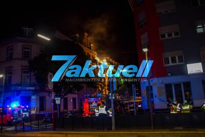Karlsruhe: Vollbrand einer Dachgeschosswohnung im 3 Obergeschoss - Bewohner rettet sich mit Sprung auf Balkon - Nächtlicher Großeinsatz