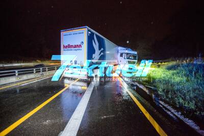 LKW kracht im Baustellenbereich der A8 gegen provisorische Leitplanke und fährt in Graben: Vollsperrung durch LKW-Blockade