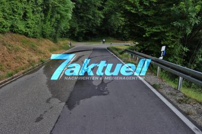 Flächenbrand am Straßenrand - Feuerwehr Schornbach löscht mehrere Qudrarmeter brennende Wiese