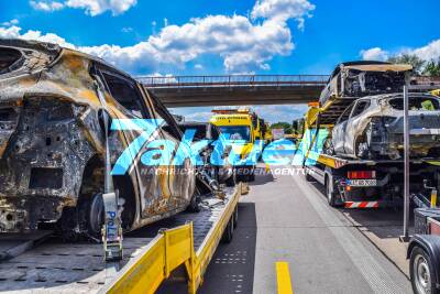 A5 KA-Malsch: Autotransporter komplett ausgebrannt - Bergung der Autowracks - Vollsperrung der Autobahn