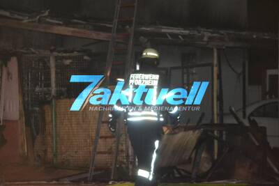Carport fängt Feuer - Hitzeentwicklung beschädigt Fassade vom angrenzenden Haus - 2 PKW Totalschaden