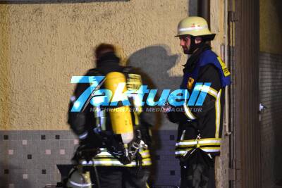 Carport fängt Feuer - Hitzeentwicklung beschädigt Fassade vom angrenzenden Haus - 2 PKW Totalschaden