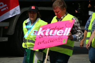 Verdi-Demo in der Innenstadt: Kaufhof-Mitarbeiter demonstrieren für 6% mehr Gehalt