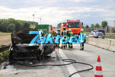 PKW-Brand auf der Autobahn bei Holzmaden - PKW in Vollbrand, Sperrung der A8 in Richtung München, Stau