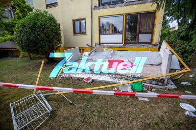 Balkon stürzt von Mehrfamilienhaus auf zwei weitere Balkone ab - Vater und Sohn überleben den Absturz aus 2. OG schwer verletzt