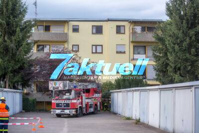 Balkon stürzt von Mehrfamilienhaus auf zwei weitere Balkone ab - Vater und Sohn überleben den Absturz aus 2. OG schwer verletzt
