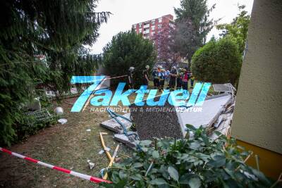 Balkon stürzt von Mehrfamilienhaus auf zwei weitere Balkone ab - Vater und Sohn überleben den Absturz aus 2. OG schwer verletzt