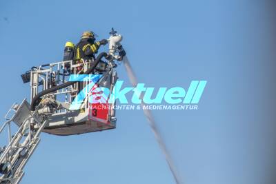 Erneuter Großbrand bei der Firma Rhenus: Müllberg brennt - Rauch zieht auf die B10 - Feuerwehr im Großeinsatz