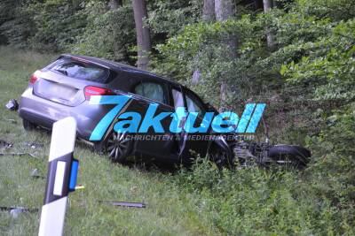 Horrorcrash auf Landstraße: Zwei Tote und Schwerverletzte nach Crash zwischen PKW und Motorrad