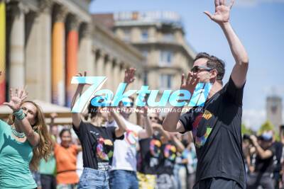 COLOURS-Flashmob auf dem Schlossplatz Stuttgart mit Eric Gauthier