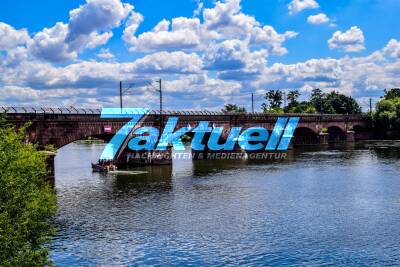 Ladenburg: Motorgüterschiff prallt gegen Eisenbahnbrücke - Führer verletzt - Wasserrettung Feuerwehr Mannheim im Einsatz