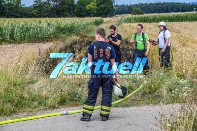 Walldorf: Acker in Brand geraten - Feuerwehr bei Löscharbeiten - Mähdrescher zum Glück nicht beschädigt