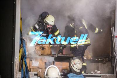 Paket-LKW steht plötzlich auf A8 in Flammen: Fahrer kann Anhänger noch rechtzeitig trennen - Flammen verschlingen Feuerwehrleute