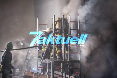 Paket-LKW steht plötzlich auf A8 in Flammen: Fahrer kann Anhänger noch rechtzeitig trennen - Flammen verschlingen Feuerwehrleute