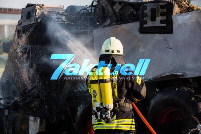 Stroh einer Ballenpresse entzündet sich - Feuerwehr löscht Landwirtschaftliche Maschine ab