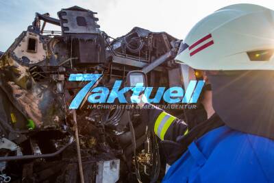 Stroh einer Ballenpresse entzündet sich - Feuerwehr löscht Landwirtschaftliche Maschine ab