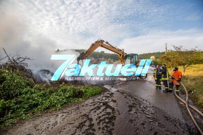 Langwieriger Brand hält Feuerwehr stundenlang beim Löschen: Großer Häckselplatz brennt - Rauchentwicklung zieht über Stadt
