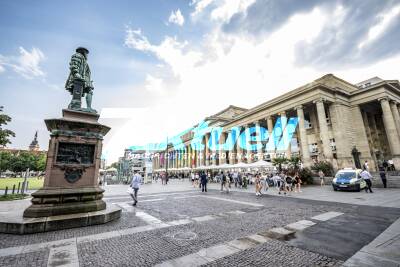 Tropische Temperaturen in Stuttgart - Menschen kühlen sich an den neu renovierten Brunnen  am Schlossplatz ab