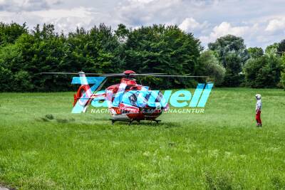Kurioser Crash: Frau mit Elektrobike rast in Werbeschild von Forellenhof und wird schwer verletzt - Rettungshubschrauber in Bruchsal im Einsatz