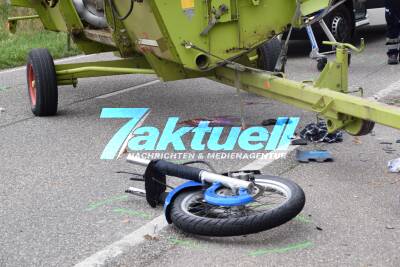 Schlimmer Crash: Biker rast frontal in Traktor-Gespann bei Münzesheim - Grausames Trümmerfeld - Biker in Lebensgefahr