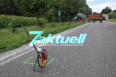Schlimmer Crash: Biker rast frontal in Traktor-Gespann bei Münzesheim - Grausames Trümmerfeld - Biker in Lebensgefahr