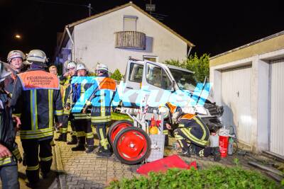 52-Jähriger verliert Kontrolle von Kleintransporter, fährt Mauer und Schild um und kracht gegen Garagenecke - Fahrer schwer verletzt