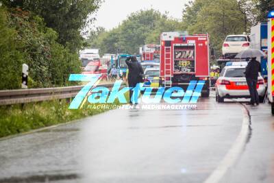 Tödlicher Unfall B10: Frontalzusammenstoß zw. LKW und PKW - Beide Fahrzeuge brennen