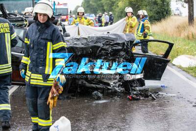 Tödlicher Unfall B10: Frontalzusammenstoß zw. LKW und PKW - Beide Fahrzeuge brennen