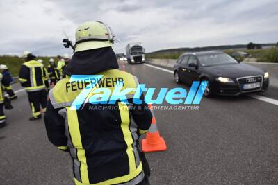 BAB8 Dornstadt: PKW prallt beim Fahrstreifenwechsel gegen auf rechter Spur abgestellten Pannen-LKW, wird schwerst verletzt - 20km Rückstau